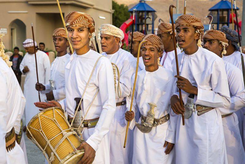 traditional clothing worn by Omani men