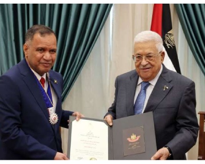Mahmoud Abbas awards medal to Oman’s Chargé d’Affairs