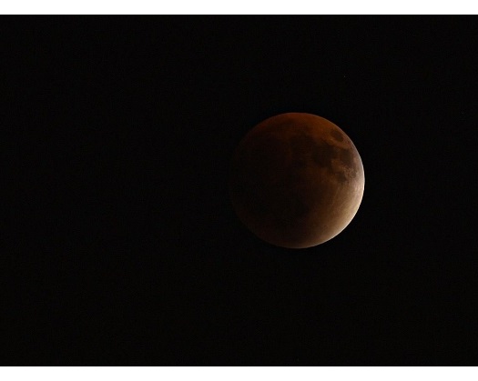 People In Oman Watch Lunar Eclipse In Awe