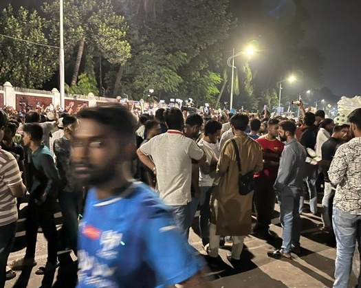 Bangladesh Protesters Seize Presidential Palace